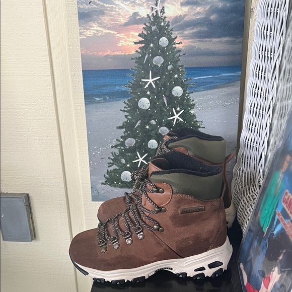 Waterproof Brown Hiking Boots. Women 5.5 - Picture 2 of 4